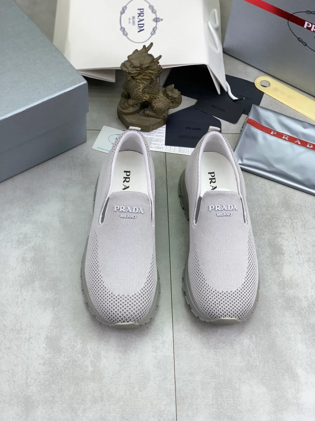 Men's shoes 💰P560💰[New model] Flying weave series (summer must-have) is now available on the official website, 🆘 Trendy brand (Prada) mainly promotes popular models, avant-garde and versatile fashionable men's shoes, private version molding, cowhide surface splicing 1:1.. Simple fashion, original imported cowhide lining and cowhide feet; the atmosphere and personality are more fashionable, eye-catching and pursuing class. It will subvert the old idea and be a must-have for fashion trendsetters with you! Must keep it for yourself! High-end comfort and low-end, high-end quality workmanship. Size: 38-45 6️⃣colors available.